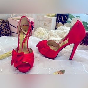 Beautiful fabulicius red bridal shoes.